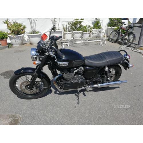 Moto Triumph bonneville 900