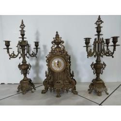 Antico orologio con candelabri