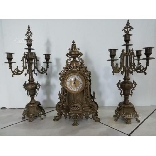 Antico orologio con candelabri