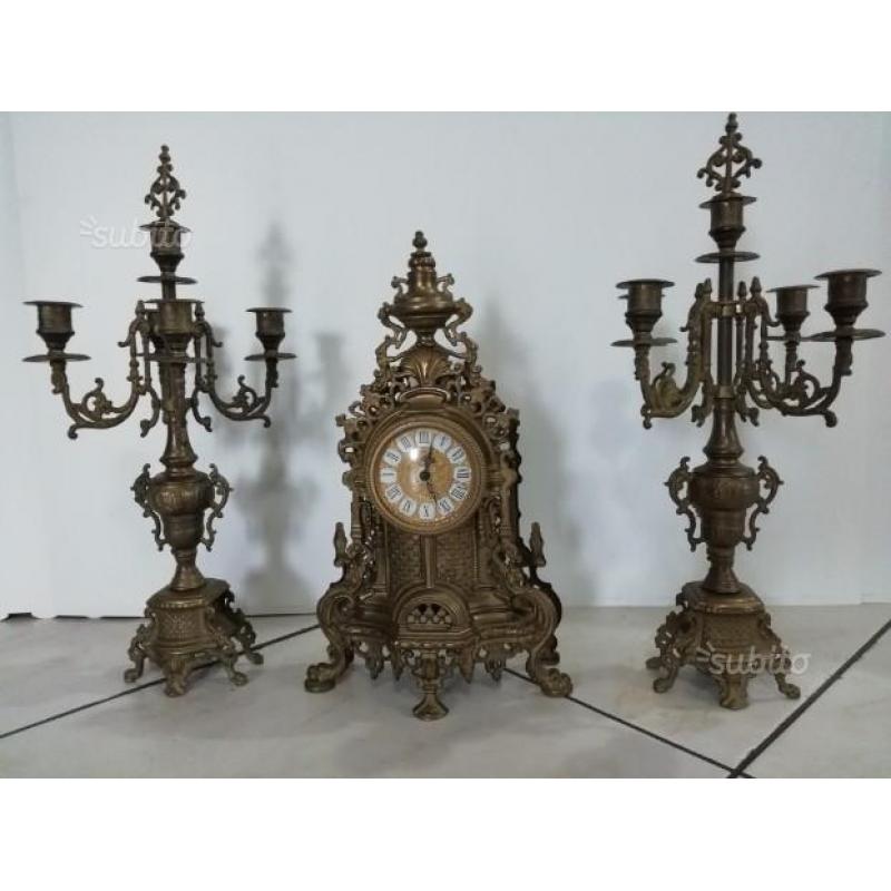 Antico orologio con candelabri