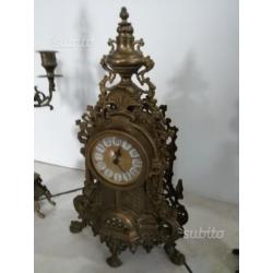 Antico orologio con candelabri