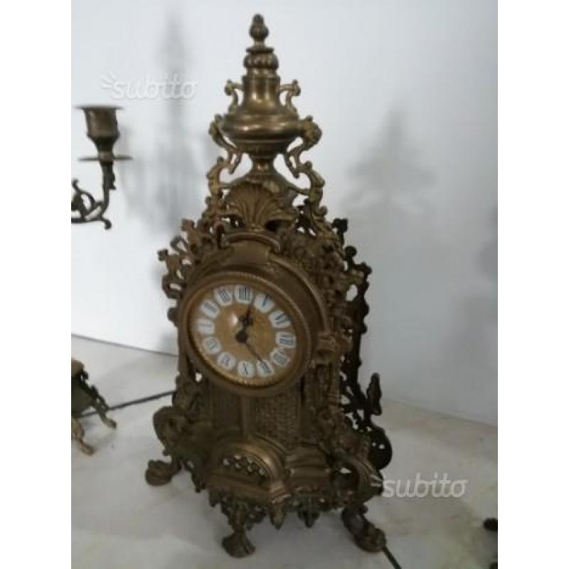 Antico orologio con candelabri