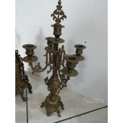 Antico orologio con candelabri