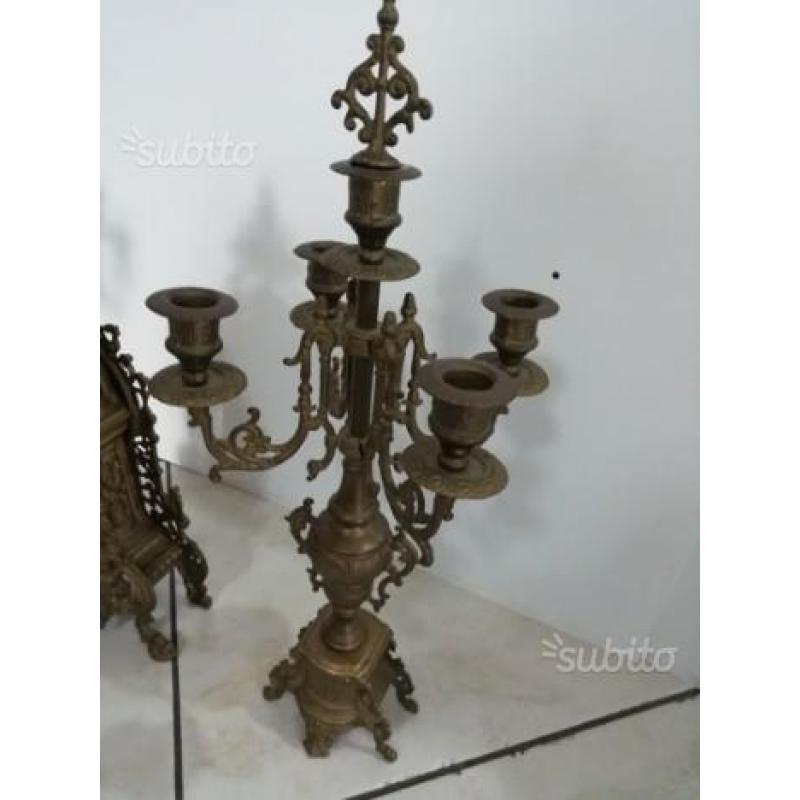 Antico orologio con candelabri