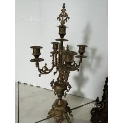 Antico orologio con candelabri