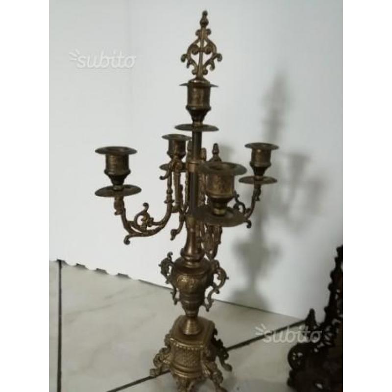 Antico orologio con candelabri