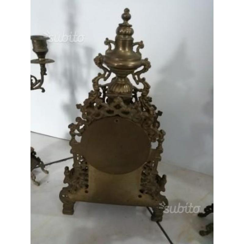 Antico orologio con candelabri