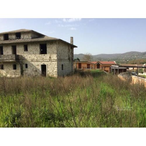 Villa bifamiliare libera su tre lati con giardino