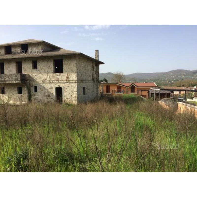 Villa bifamiliare libera su tre lati con giardino