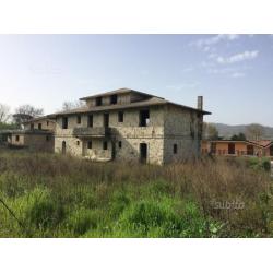 Villa bifamiliare libera su tre lati con giardino