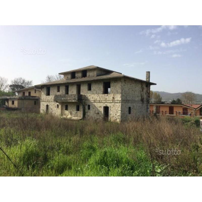 Villa bifamiliare libera su tre lati con giardino