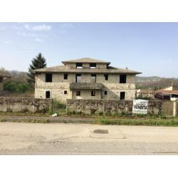 Villa bifamiliare libera su tre lati con giardino