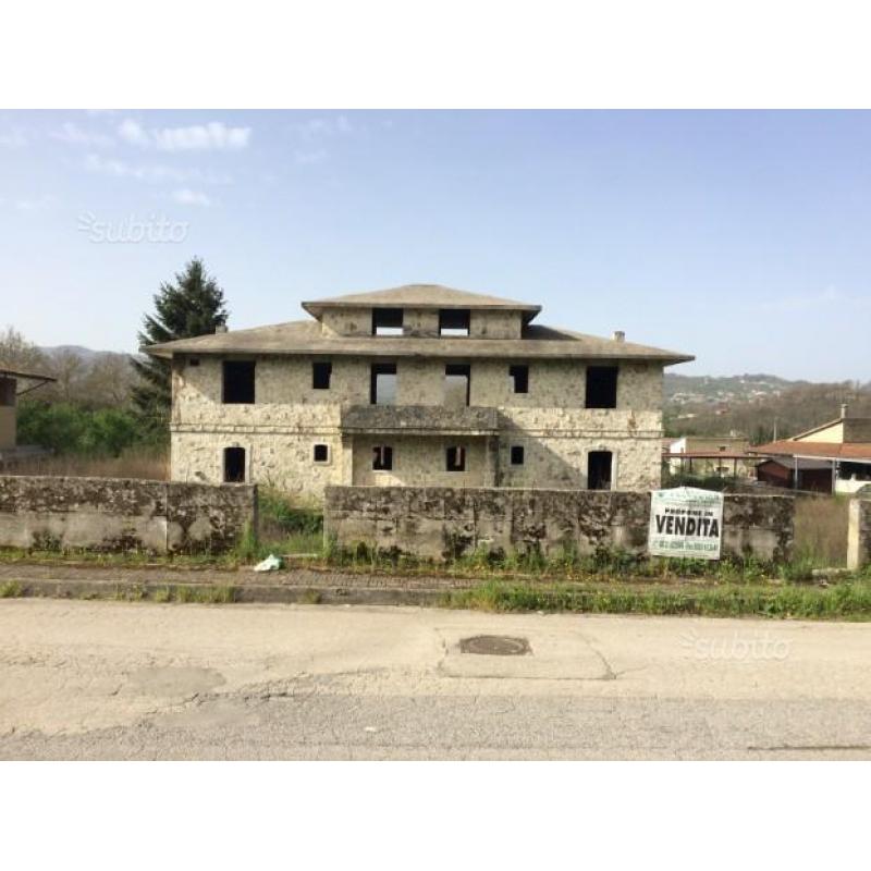 Villa bifamiliare libera su tre lati con giardino