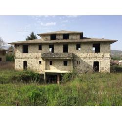 Villa bifamiliare libera su tre lati con giardino
