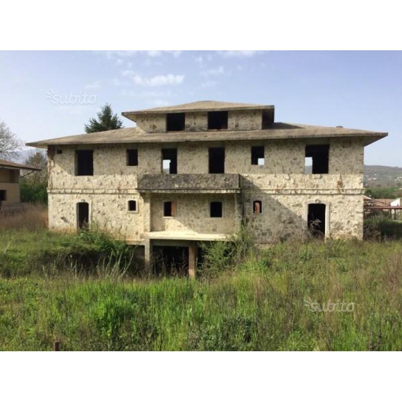 Villa bifamiliare libera su tre lati con giardino