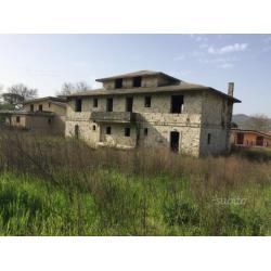 Villa bifamiliare libera su tre lati con giardino