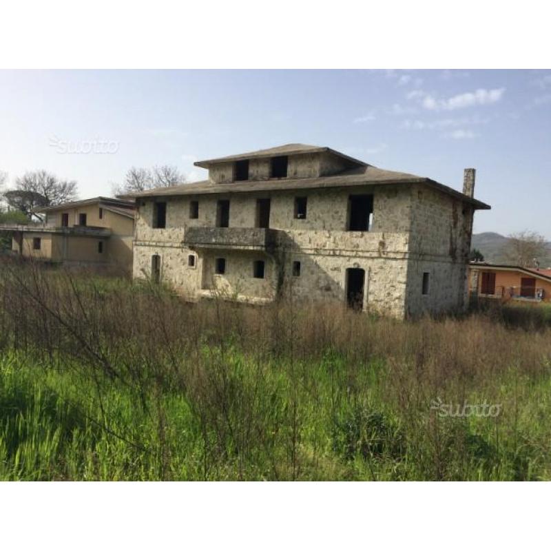 Villa bifamiliare libera su tre lati con giardino