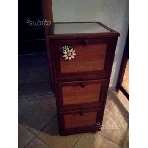 Mobiletto di legno