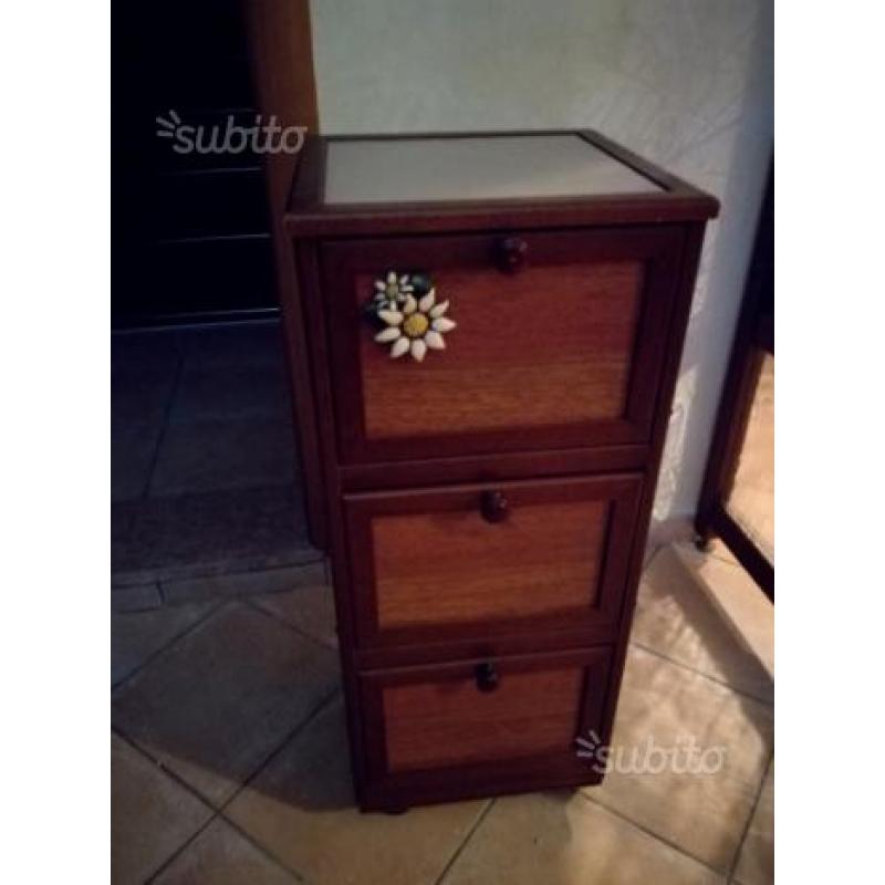 Mobiletto di legno