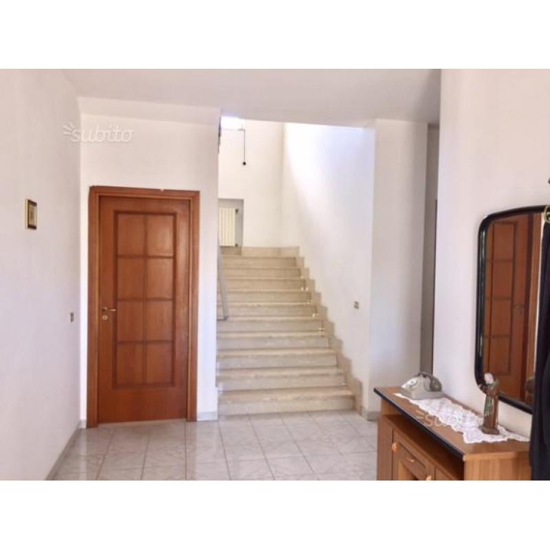 Villa indipendente in zona centrale Con giardino