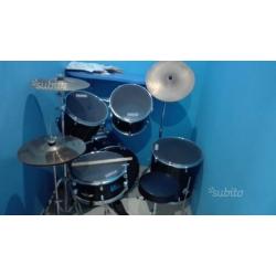 Batteria acustica con set di bacchette e pelli