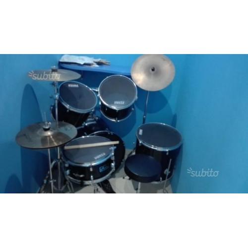 Batteria acustica con set di bacchette e pelli