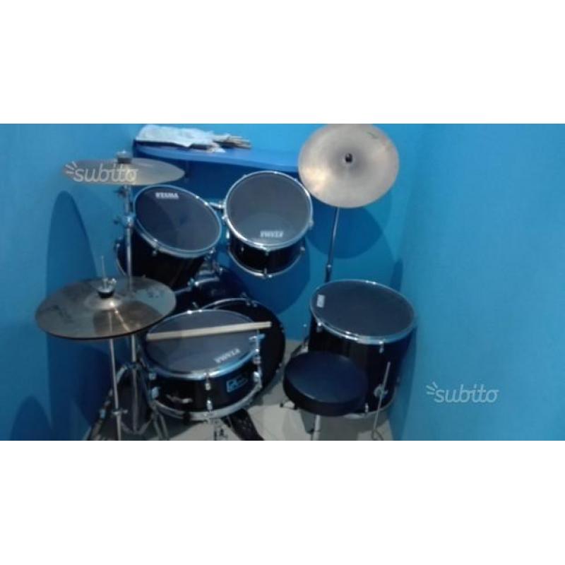 Batteria acustica con set di bacchette e pelli