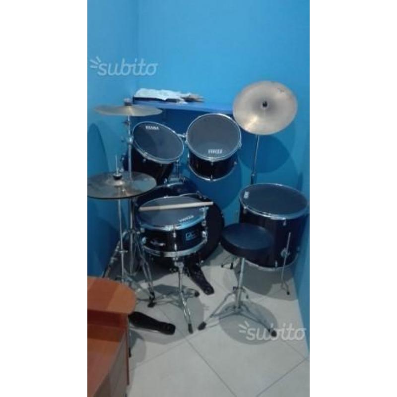 Batteria acustica con set di bacchette e pelli