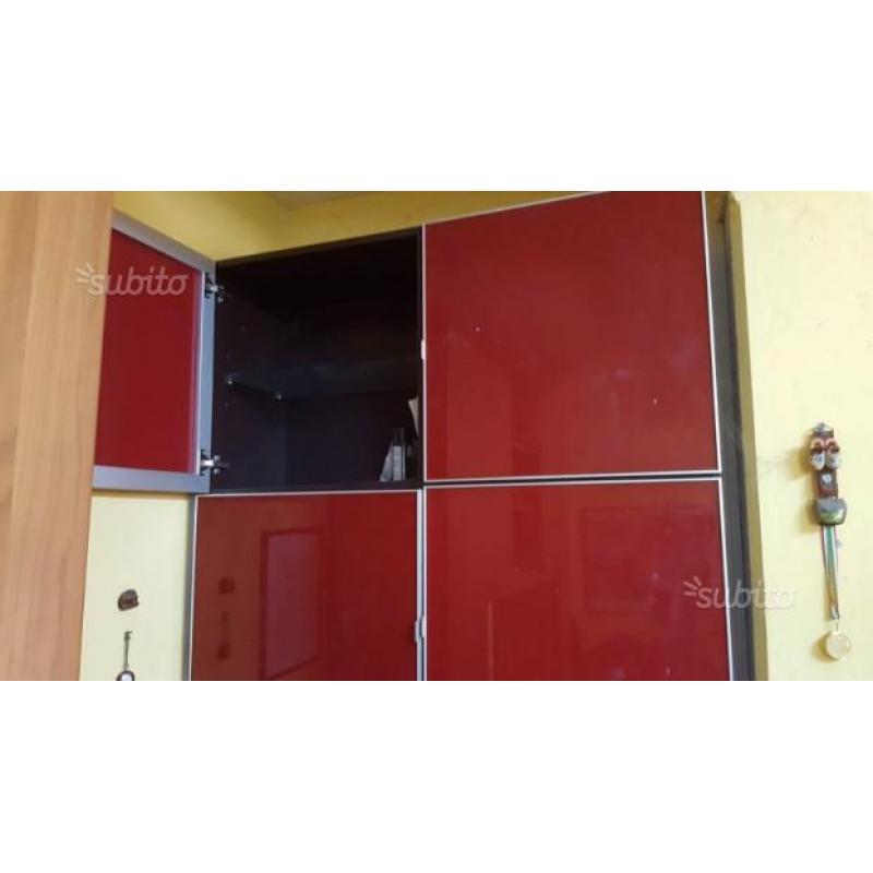 Mobiletto rosso e nero